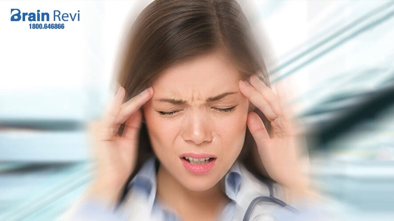 Cơn chóng mặt thường xuất hiện khi thay đổi vị trí đầu, đứng lên đột ngột,…